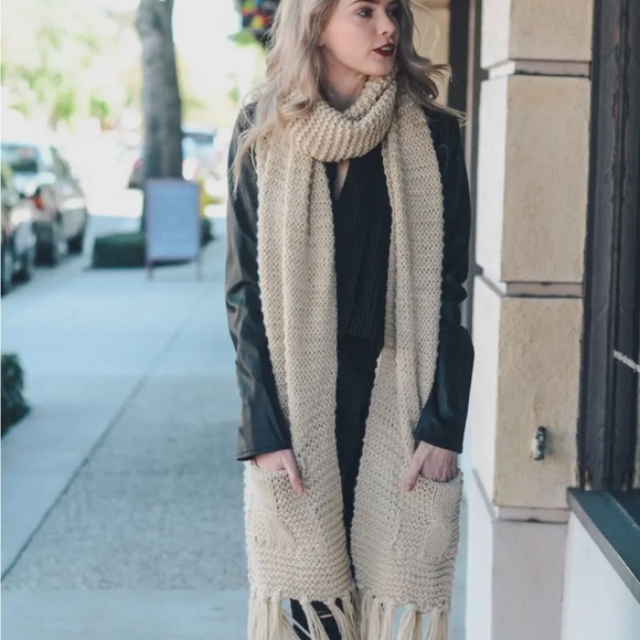 Chunky Oversized Two Pocket Scarf - Picture 8 of 12